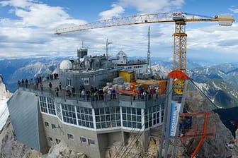 Materialseilbahn und Baukran auf Deutschlands höchster Baustelle auf der Zugspitze.