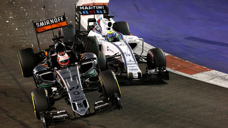 Nico Hülkenberg (li.) und Felipe Massa kollidieren in Runde 13 auf dem Marina Bay Circuit. Nico Hülkenberg (li.) und Felipe Massa kollidieren in Runde 13 auf dem Marina Bay Circuit.