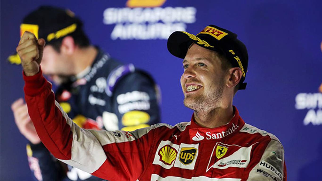 Sebastian Vettel feiert seinen Sieg in Singapur.