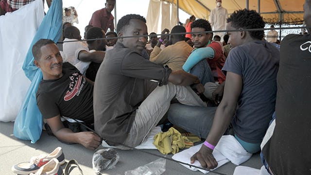 Flüchtlinge an Bord der Fregatte "Schleswig-Holstein".