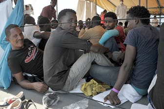 Flüchtlinge an Bord der Fregatte "Schleswig-Holstein".