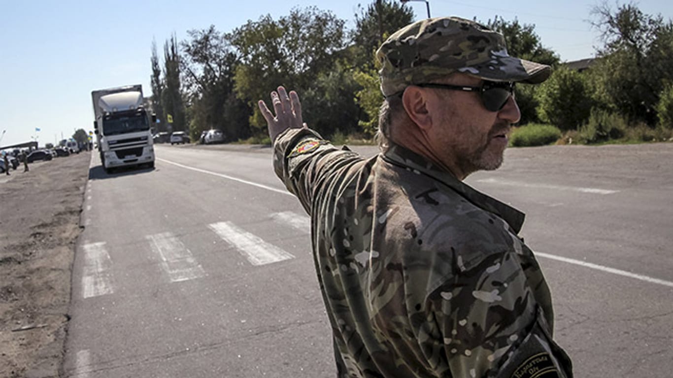 Ein Aktivist der Krimtartaren stoppt in Chongar einen Lkw aus der Ukraine.