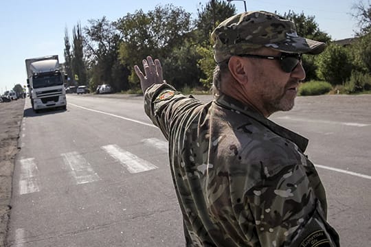 Ein Aktivist der Krimtartaren stoppt in Chongar einen Lkw aus der Ukraine.