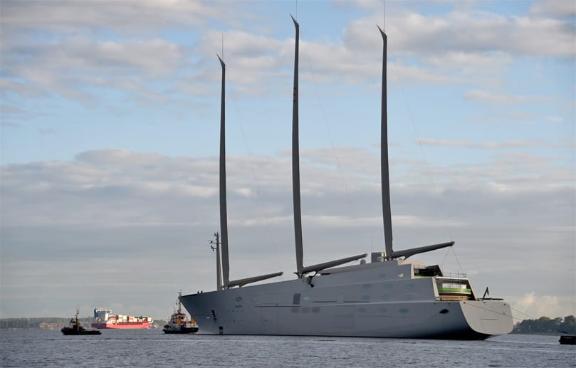 Der mit 90 Meter hohen Masten ausgestattete Dreimaster wird in Kiel auf der Werft "German Naval Yards" gebaut.