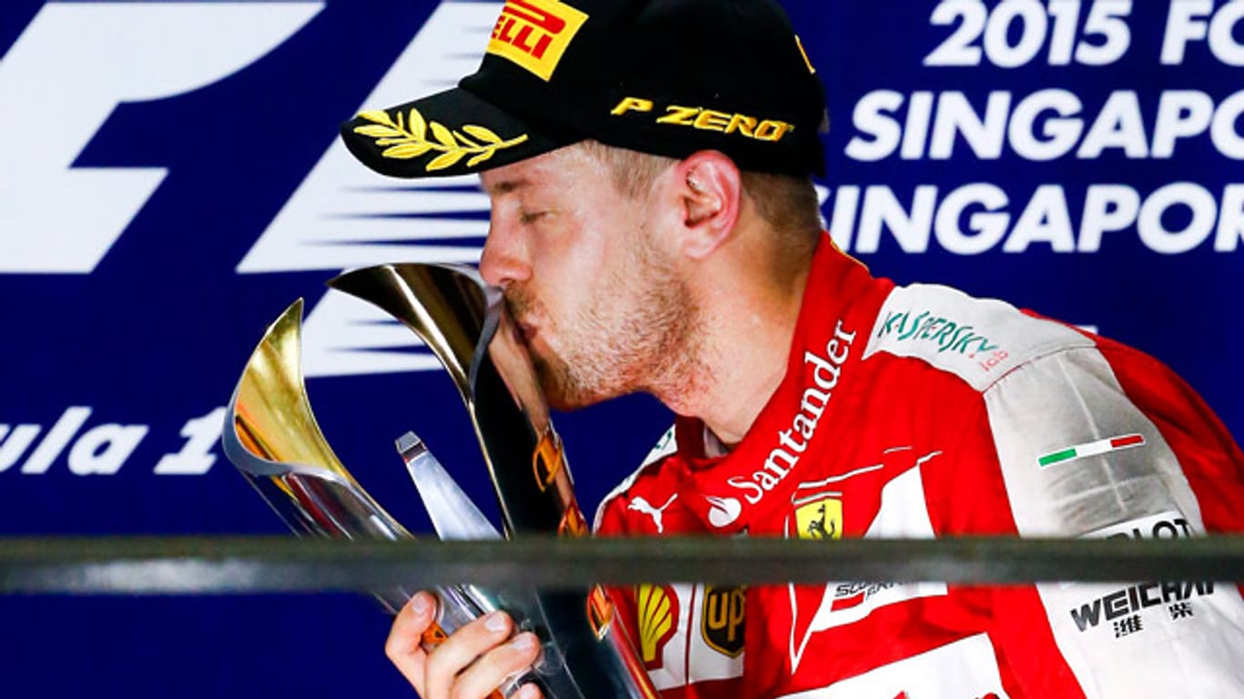 Küsschen für den Siegerpokal: Sebastian Vettel nach seinem Triumph in Singapur.