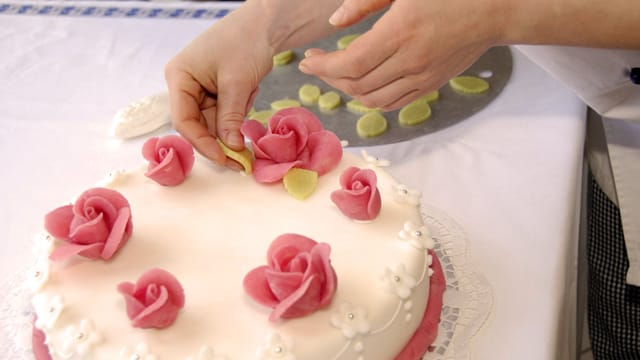 Mit Hilfe von Marzipan werden einfache Torten zu echten Meisterwerken.