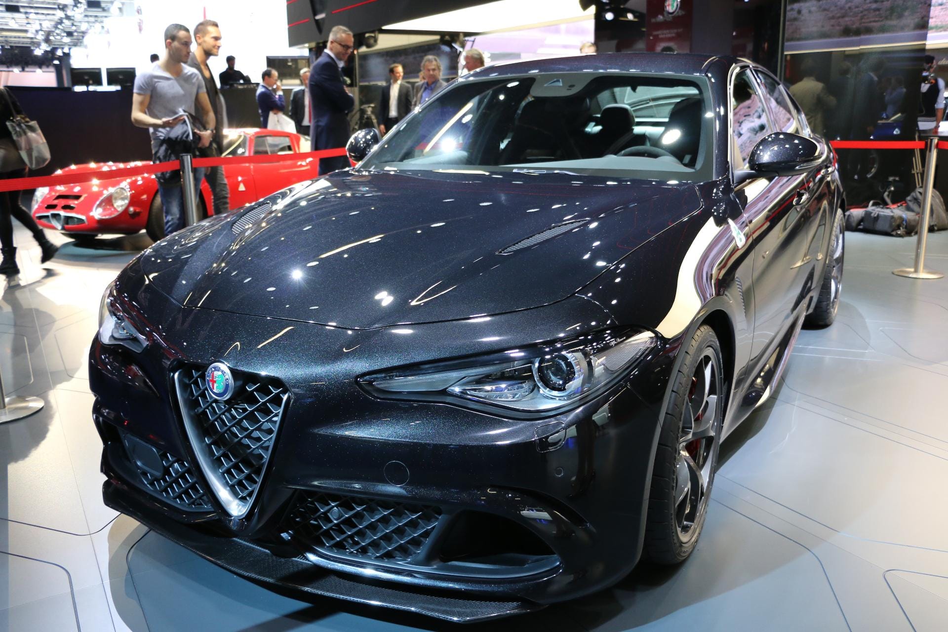 Alles drängt sich um die neue Giulia Quadrifoglio Verde. Alles drängt sich um die neue Giulia Quadrifoglio Verde.