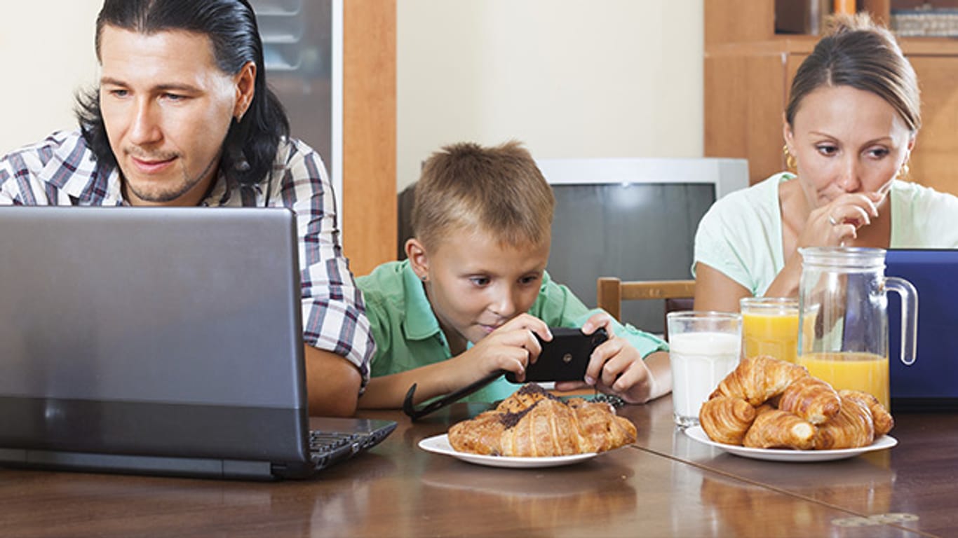 Medienkonsum: Eltern, sie selbst dauernd am Monitor kleben, sind schlechte Vorbilder für Kinder.