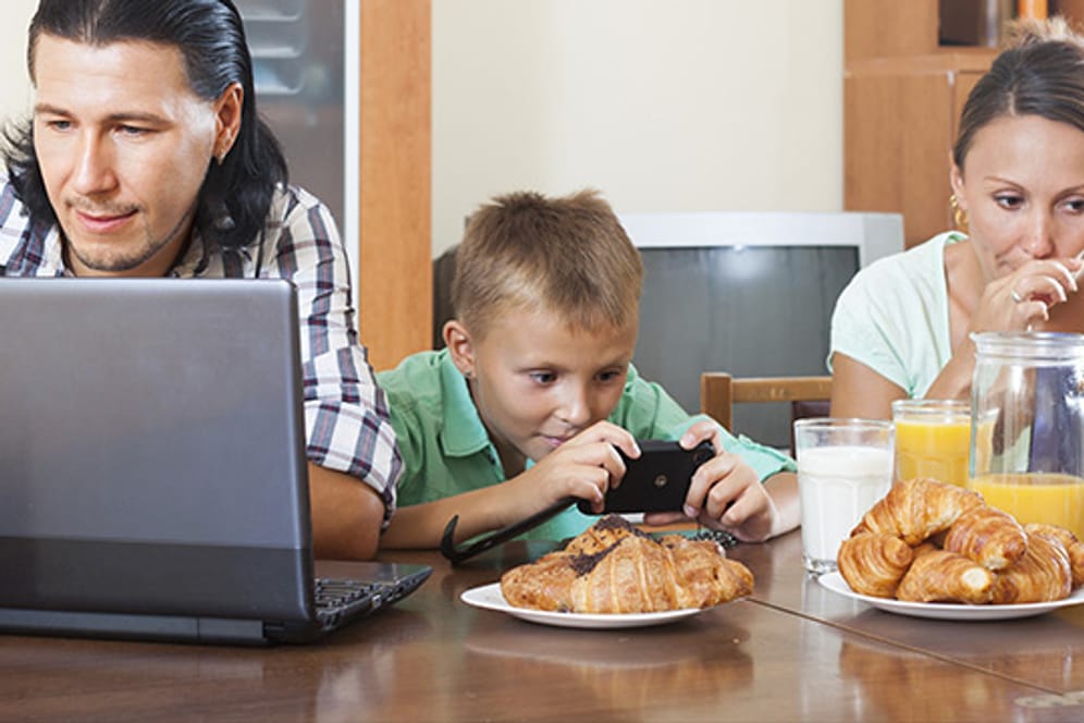 Medienkonsum: Eltern, sie selbst dauernd am Monitor kleben, sind schlechte Vorbilder für Kinder.