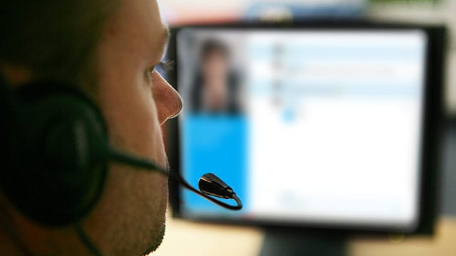 Mann telefoniert über das Internet via Skype.