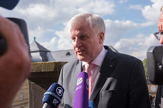 Horst Seehofer spricht vor einer Klausurtagung der CSU vor Journalisten über die Flüchtlingskrise.