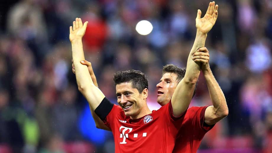 Hoch soll er leben: Thomas Müller (re.) assistiert Bayern-Teamkollege Robert Lewandowski beim Jubeln. Hoch soll er leben: Thomas Müller (re.) assistiert Bayern-Teamkollege Robert Lewandowski beim Jubeln.
