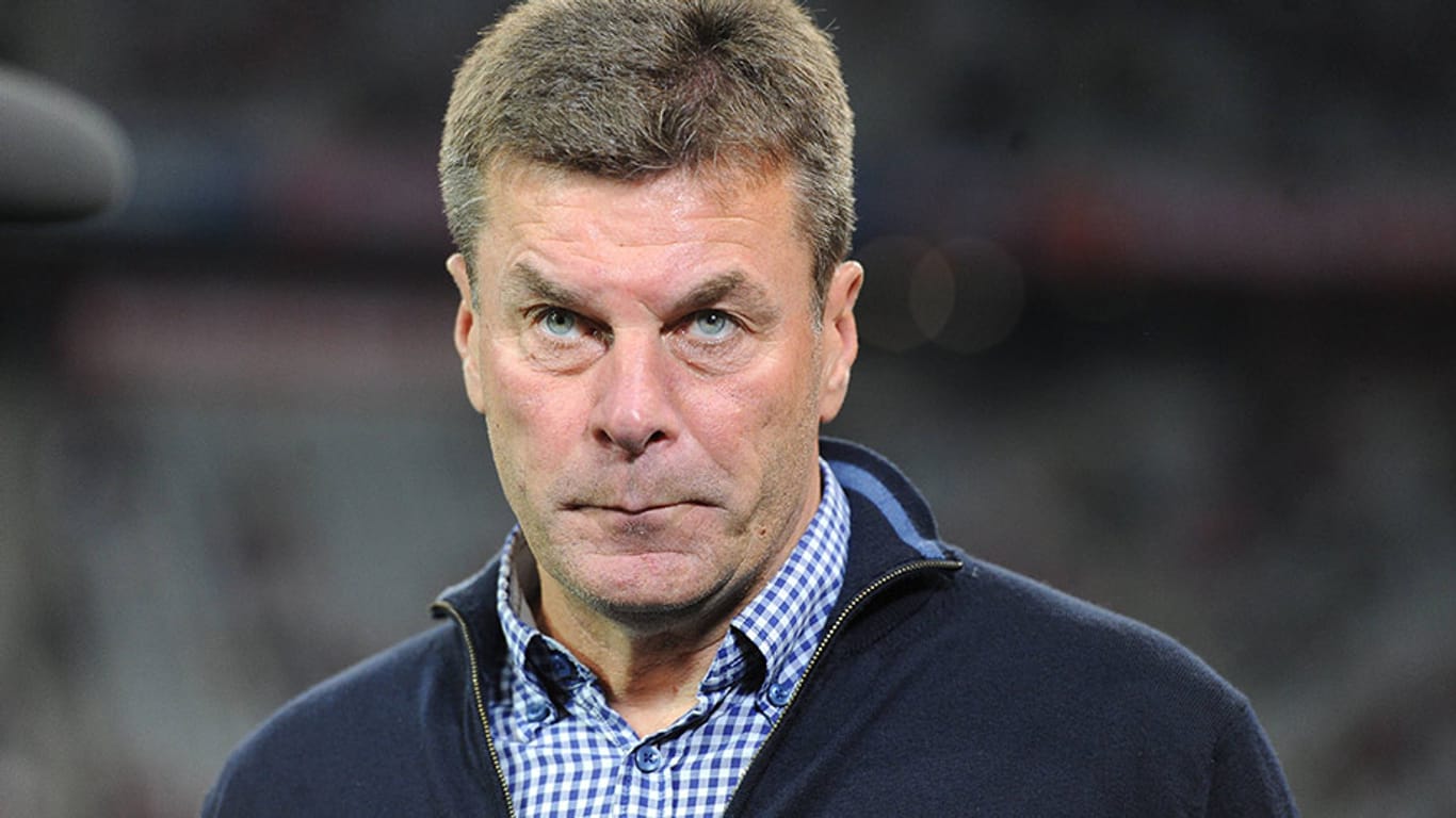 Dieser Blick sagt alles: Wolfsburgs Trainer Dieter Hecking ist "not amused".