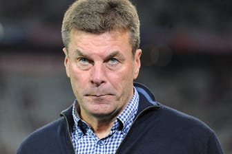 Dieser Blick sagt alles: Wolfsburgs Trainer Dieter Hecking ist "not amused".