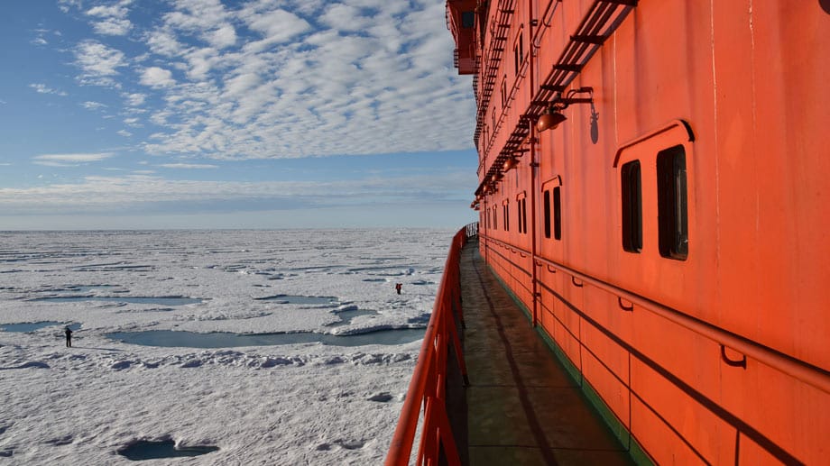 Die "50 Let Pobedy" bahnt sich den Weg auch durch dichtes Eis. Das Rot des Eisbrechers strahlt im Sonnenlicht. Viele Farben gibt es in der arktischen Wildnis sonst nicht zu sehen - nur das Blau des Himmels.