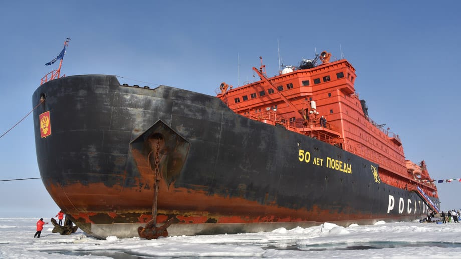 Der Eisbrecher "50 Let Pobedy" hat sich am Nordpol in seine Parklücke geschoben. Die zwei Anker wiegen jeweils acht Tonnen.