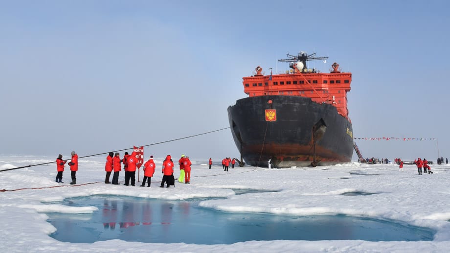 Mit dem Erreichen des Nordpols erfüllen sich die Touristen einen Traum - für den Eisbrecher ist es ein weiterer Sieg gegen die Natur.