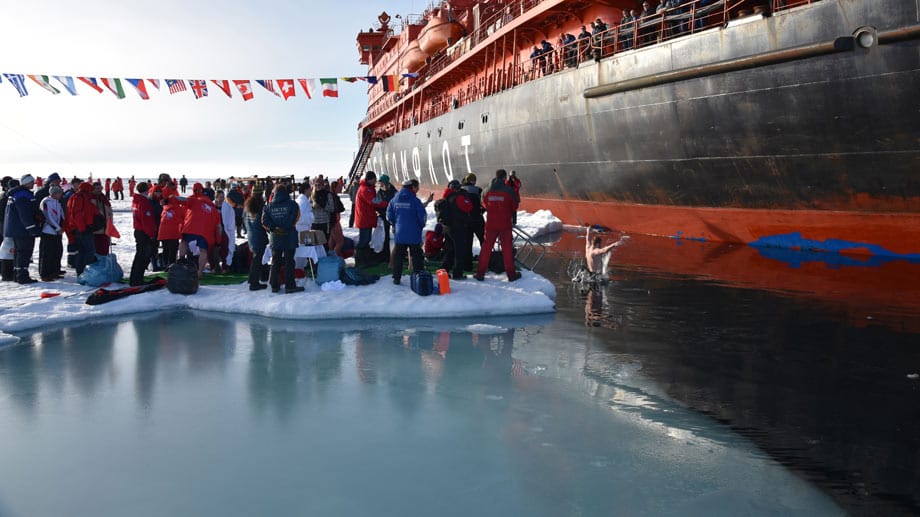 Das kostet Überwindung: Am Nordpol können die Gäste im eiskalten Meer baden - natürlich gesichert.