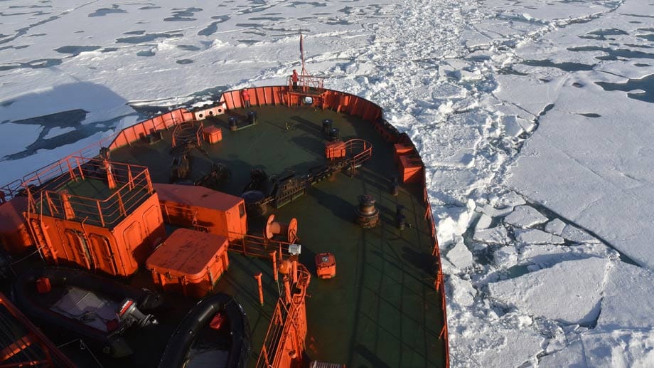 Der Eisbrecher bahnt sich seinen Weg durch die arktische See. Wenn das Eis zwei oder drei Meter dick ist, kommt das Schiff nur noch langsam voran.
