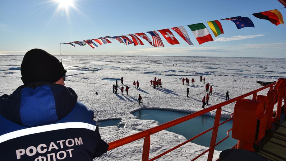 Angestellte der russischen Atomflotte (Rosatomflot) beobachten die Arbeiten des privaten Expeditionsteams. Nicht alle Matrosen mögen die Nordpol-Fahrten. Aber sie wissen, dass es Geld bringt.