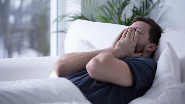 Symptome einer Depression können sich vielfältig äußern: Betroffene berichten über Schlafstörungen, innere Unruhe, Magenprobleme, Niedergeschlagenheit und innere Leere. Häufig fühlen sich depressive Personen nicht mehr in der Lage, ihren Alltag zu meistern. Sie ziehen sich zurück und brechen den Kontakt mit ihren Mitmenschen ab.