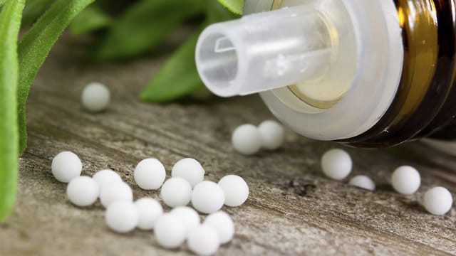 Homöopathen schätzen die Heilkraft von Globuli - das sind Zuckerkügelchen, auf die ein Wirkstoff aufgesprüht ist.