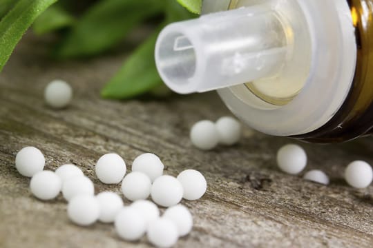 Homöopathen schätzen die Heilkraft von Globuli - das sind Zuckerkügelchen, auf die ein Wirkstoff aufgesprüht ist.