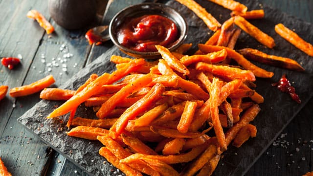 Pommes aus Süßkartoffeln: Sie sind ein idealer Snack für alle, die es etwas süßer mögen.