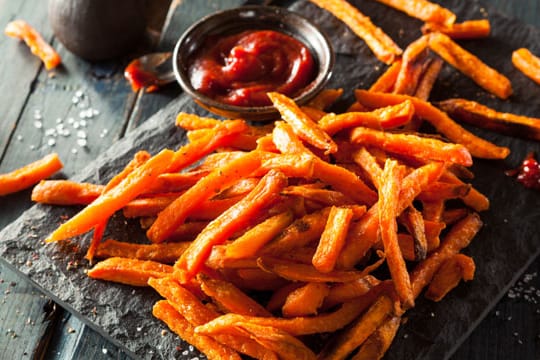 Pommes aus Süßkartoffeln: Sie sind ein idealer Snack für alle, die es etwas süßer mögen.