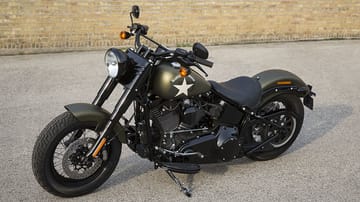Harley-Davidson installiert im Bobber-Modell Softail Slim den bisher Sondermodellen vorbehaltenen großen 1800er V2-Motor und nennt das Produkt Slim S.