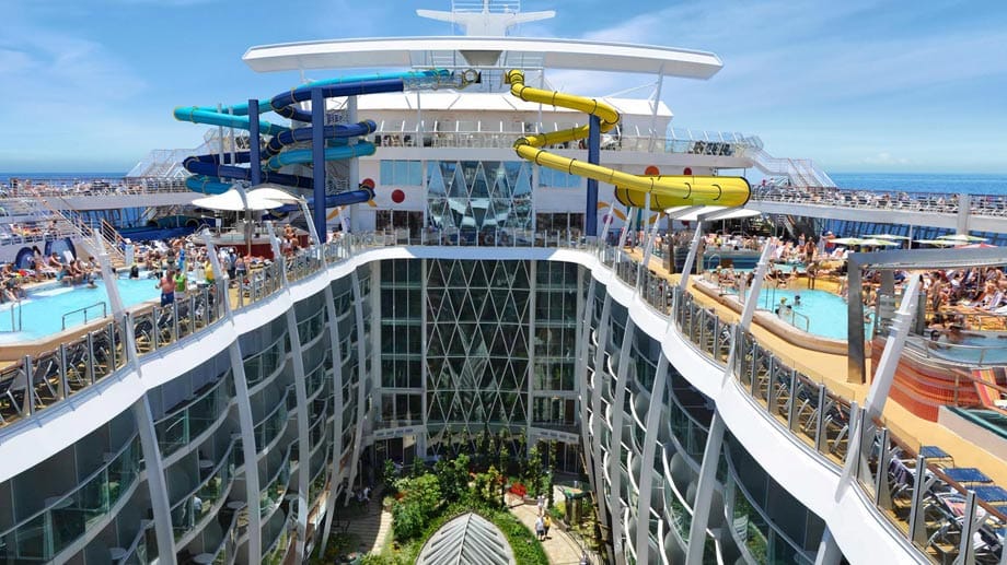 Im Mai kommt mit der "Harmony of the Seas" das neue größte Kreuzfahrtschiff der Welt. 5480 Passagiere haben auf den 18 Decks des Royal-Caribbean-Neubaus Platz. Top-Attraktionen sind ein Wassererlebnispark für Kinder und das Rutschenparadies.