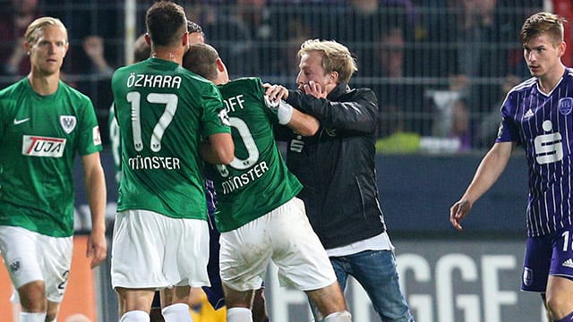 Tom Merkens attackiert Amaury Bischoff von Preußen Münster.