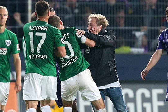 Tom Merkens attackiert Amaury Bischoff von Preußen Münster.