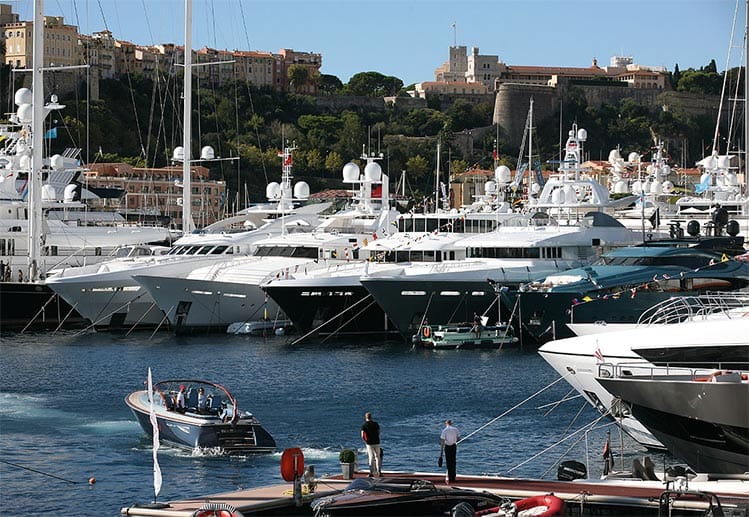 Beim 25. Jubiläum der Monaco Yacht Show geht es wieder eng im Port Hercules zu. 121 große Jachten haben sich angemeldet und werden zum Teil auf extra für die Messe installierten, schwimmenden Pontons vertäut.
