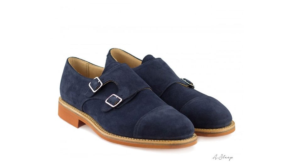 My Blue Suede Shoes: Rahmengenäht und mit robuster Sohle, so bleiben die Füße in den edlen Wildleder Double Monks von Arthur Sleep (um 440 Euro) trocken.