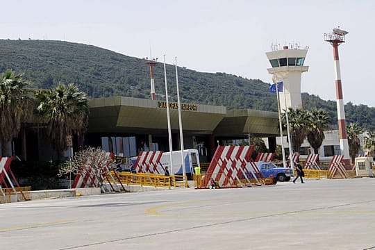 Der Flughafen von Rhodos leidet momentan unter Einschränkungen.