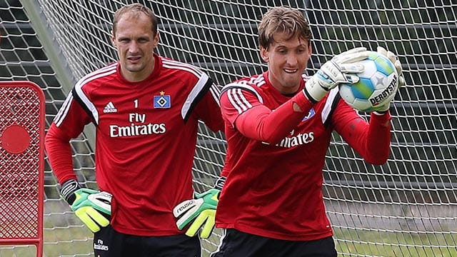 Die Konkurrenten um das HSV-Tor beim Training: Jaroslav Drobny (li.) und Rene Adler. Die Konkurrenten um das HSV-Tor beim Training: Jaroslav Drobny (li.) und Rene Adler.