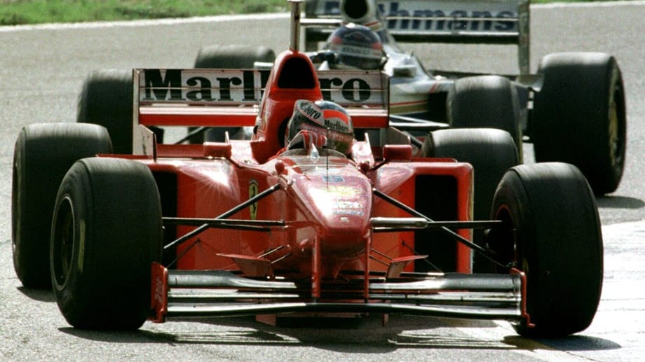 Das berühmte WM-Finale gipfelte in einen Crash von Schumacher mit seinem damaligen Konkurrenten Jaques Villeneuve (im Bild hinten). Der schnellere Villeneuve setzte in der 48. Rund zum Überholen an und drohte Schumi den WM-Titel zu entreißen.