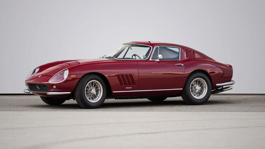 Der Bolide mit der kurzen Nase ist ganz im Design von Altmeister Battista "Pinin" Farina gehalten. Der komplett restaurierte Ferrari hat bei der Auktion den höchsten Preis erzielt: 2.285.600 Euro Höchstgebot.