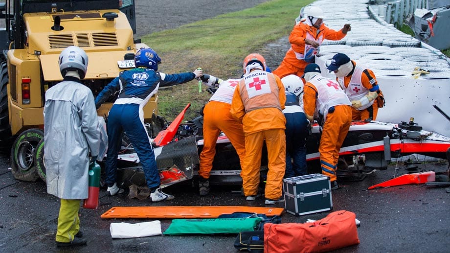 Jules Bianchi krachte bei seinem letztlich tödlichen Crash in Suzuka unter einen Bergungskran. Jules Bianchi krachte bei seinem letztlich tödlichen Crash in Suzuka unter einen Bergungskran.