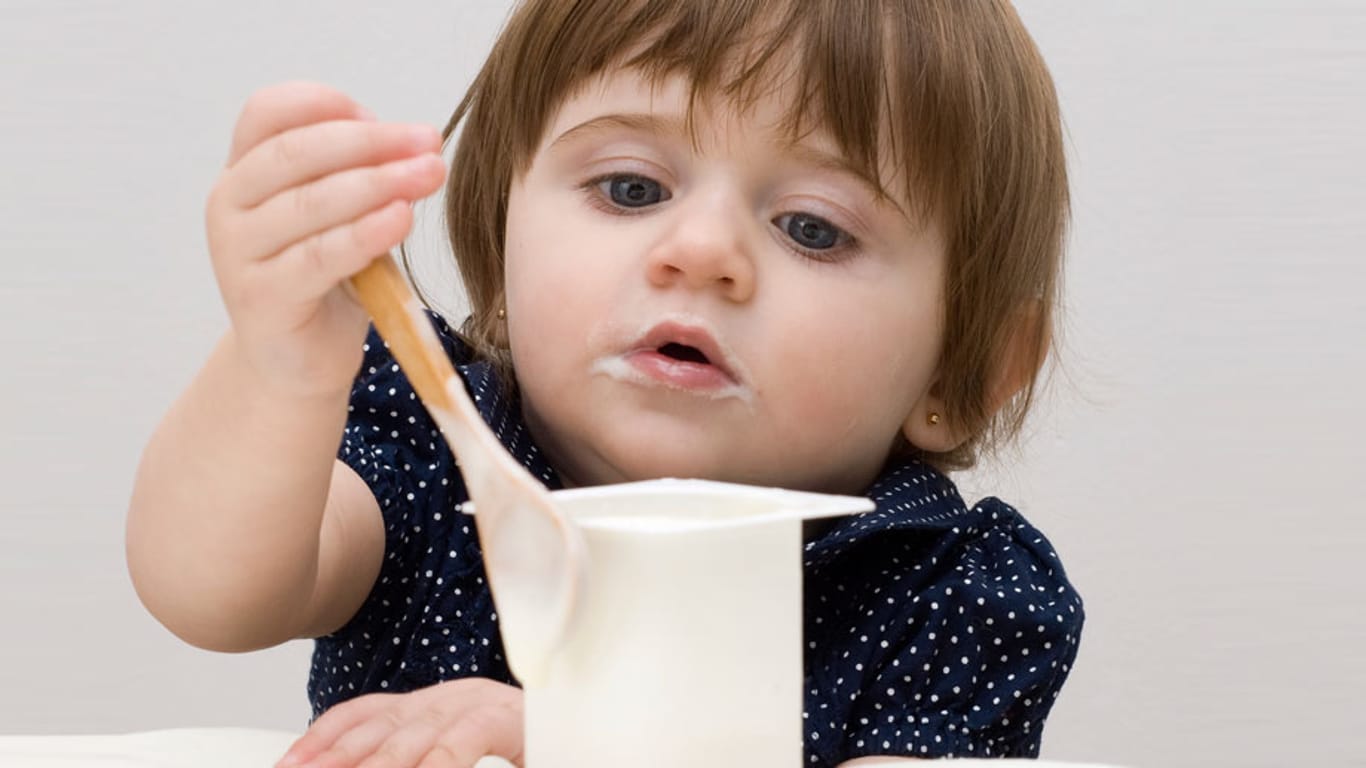 Laktoseintoleranz ist oft für Kindern sehr schmerzhaft.