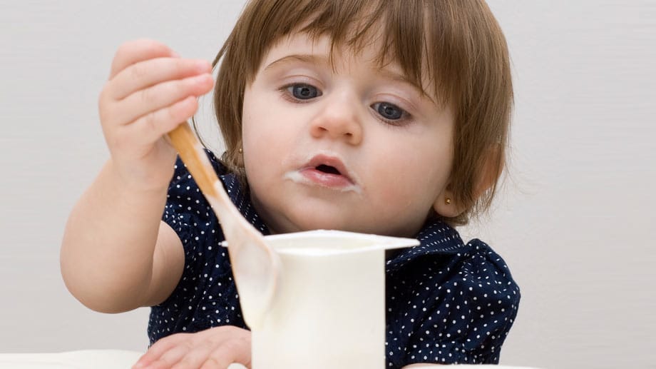 Laktoseintoleranz ist oft für Kindern sehr schmerzhaft.