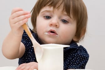 Laktoseintoleranz ist oft für Kindern sehr schmerzhaft.