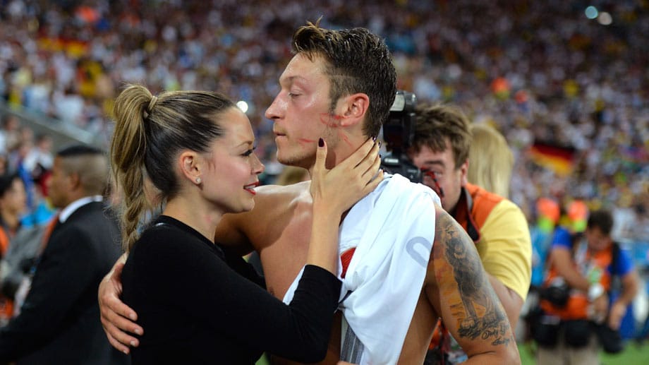 Ein Bild aus alten Zeiten: Mandy Capristo und Mesut Özil bei der Fußball-WM 2014 in Brasilien.