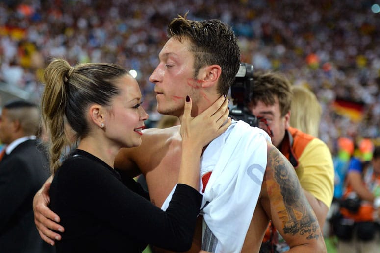 Ein Bild aus alten Zeiten: Mandy Capristo und Mesut Özil bei der Fußball-WM 2014 in Brasilien.