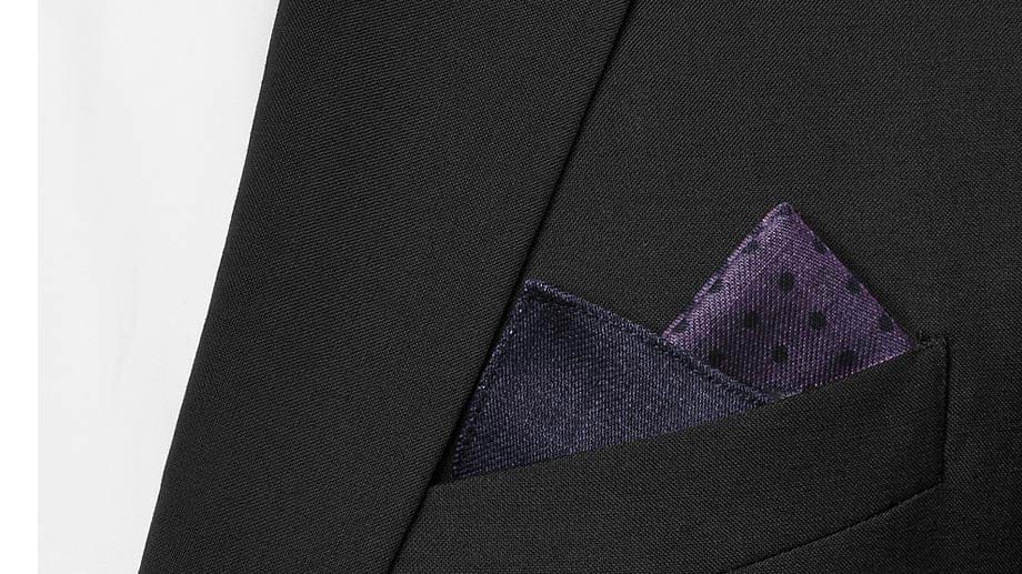 Ein Doppelspitz oder Two-Corners-Up-Faltung kann man uni und elegant tragen, oder deutlich stylisher wie bei dem gepunkteten Modell mit einfarbigem Rand von Hugo Boss (40 Euro bei MrPorter).