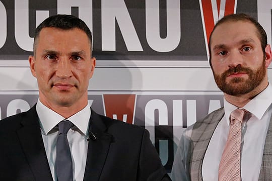 Wladimir Klitschko (li.) muss den WM-Kampf gegen den Briten Tyson Fury verschieben.