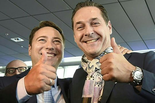 Hat gut lachen: FPÖ-Chef Heinz-Christian Strache (r.).