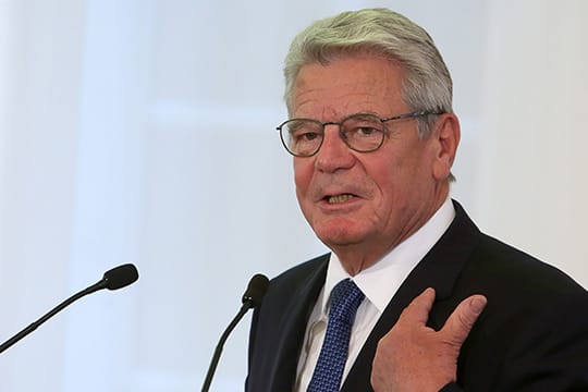 Bundespräsident Gauck spricht sich in der Flüchtlingsproblematik für eine breite gesellschaftliche Debatte aus.