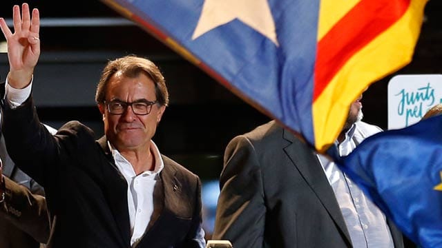 Kataloniens Regionalpräsident Artur Mas winkt nach der gewonnenen Abstimmung den Anhängern der Unabhängigkeitsbewegung zu. Kataloniens Regionalpräsident Artur Mas winkt nach der gewonnenen Abstimmung den Anhängern der Unabhängigkeitsbewegung zu.